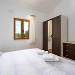 Genia I Βίλα Πόρετς